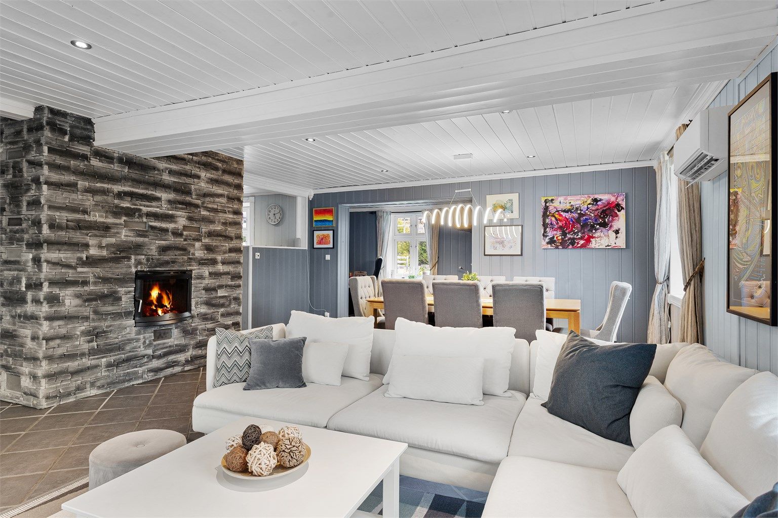 Oppvarming av stuen via gulvvarme, peisinnsats og varmepumpe