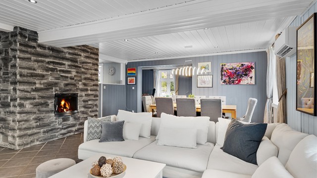 Oppvarming av stuen via gulvvarme, peisinnsats og varmepumpe