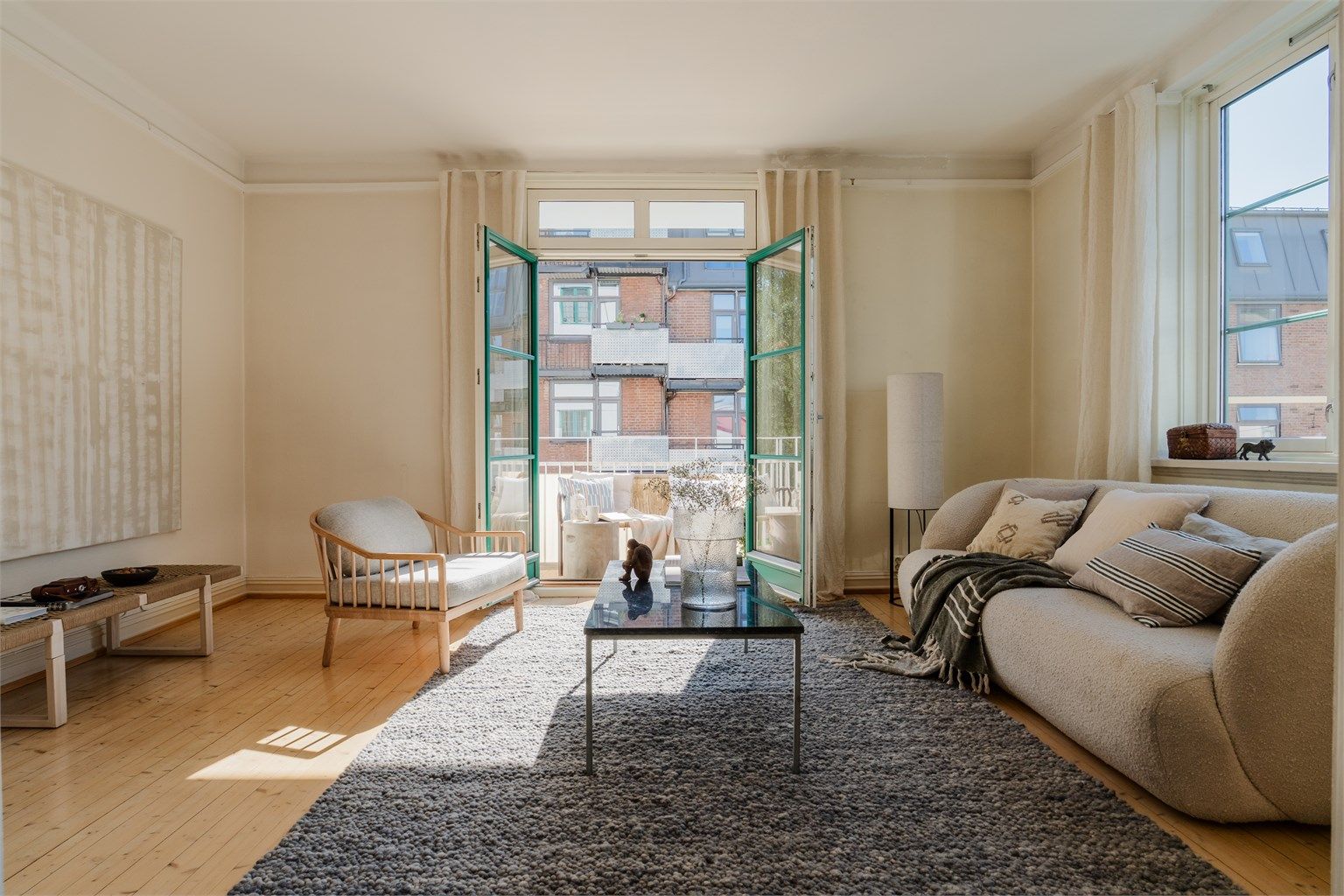 De lekre, tofløyede dørene gjør balkongen til en naturlig forlengelse av stuen.
