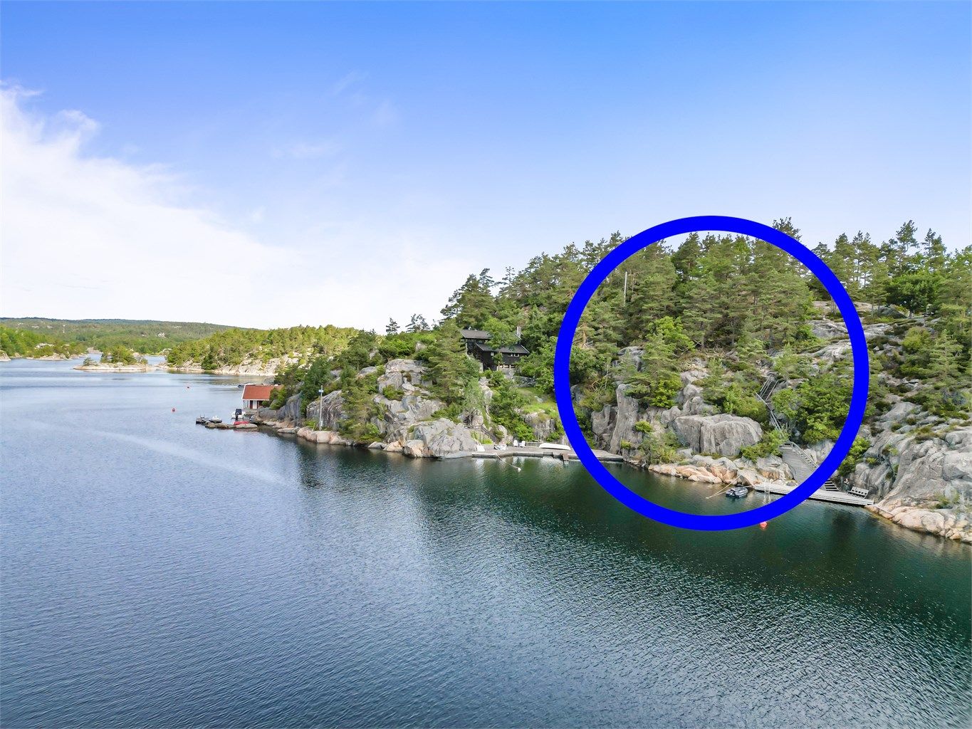 Solrik tomt med utsikt og mulighet for brygge.