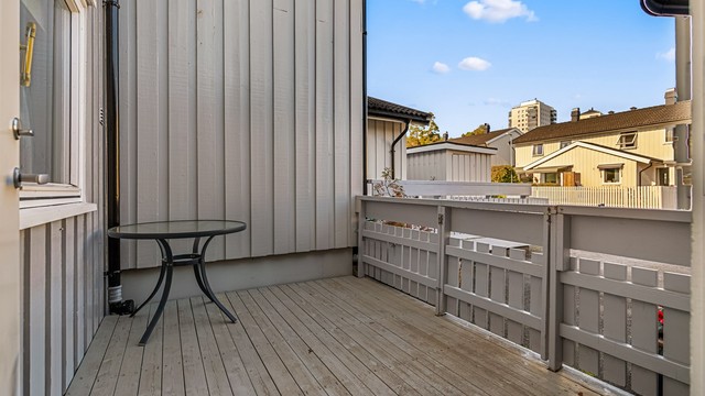 Nordvendt markterrasse ved inngangspartiet med plass til kafésett.