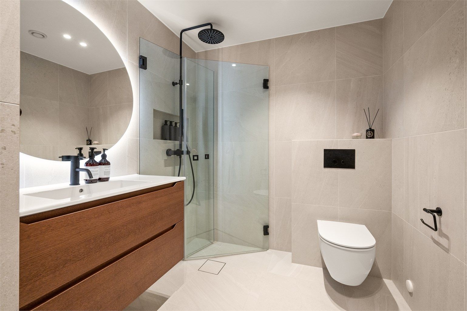 Badet ble profesjonelt pusset opp i sin helhet i 2024 og holder en gjennomført høy standard.