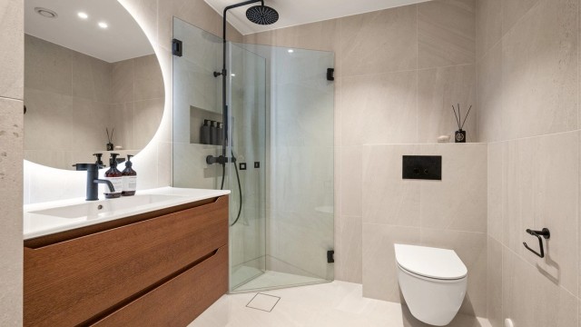 Badet ble profesjonelt pusset opp i sin helhet i 2024 og holder en gjennomført høy standard.