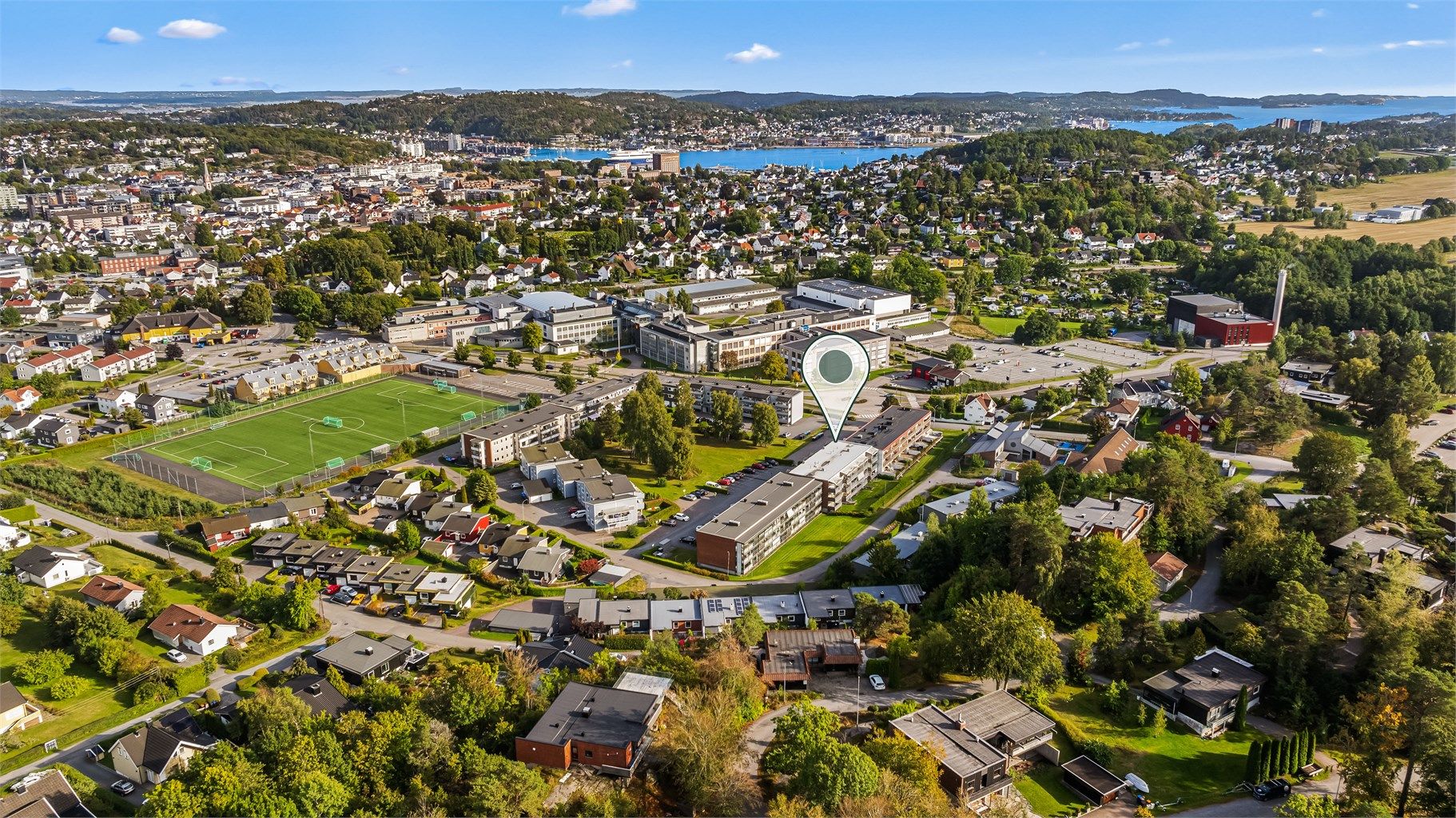 Eiendommen ligger i et attraktivt, rolig og veletablert boligområde på Bugården, nordvest for Sandefjord sentrum.