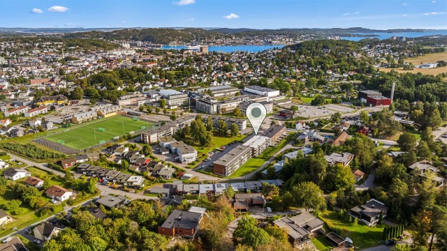 Eiendommen ligger i et attraktivt, rolig og veletablert boligområde på Bugården, nordvest for Sandefjord sentrum.