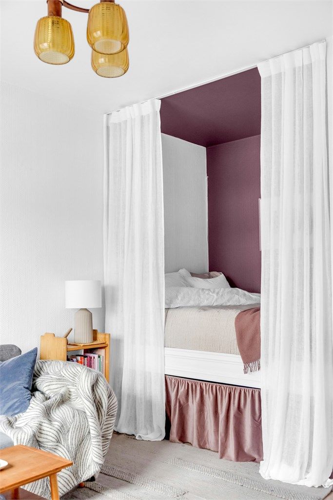 Gardinskinne i taket deler naturlig en sone mellom seng og stue.
