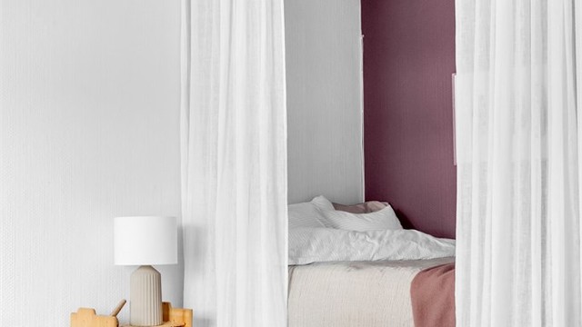 Gardinskinne i taket deler naturlig en sone mellom seng og stue.