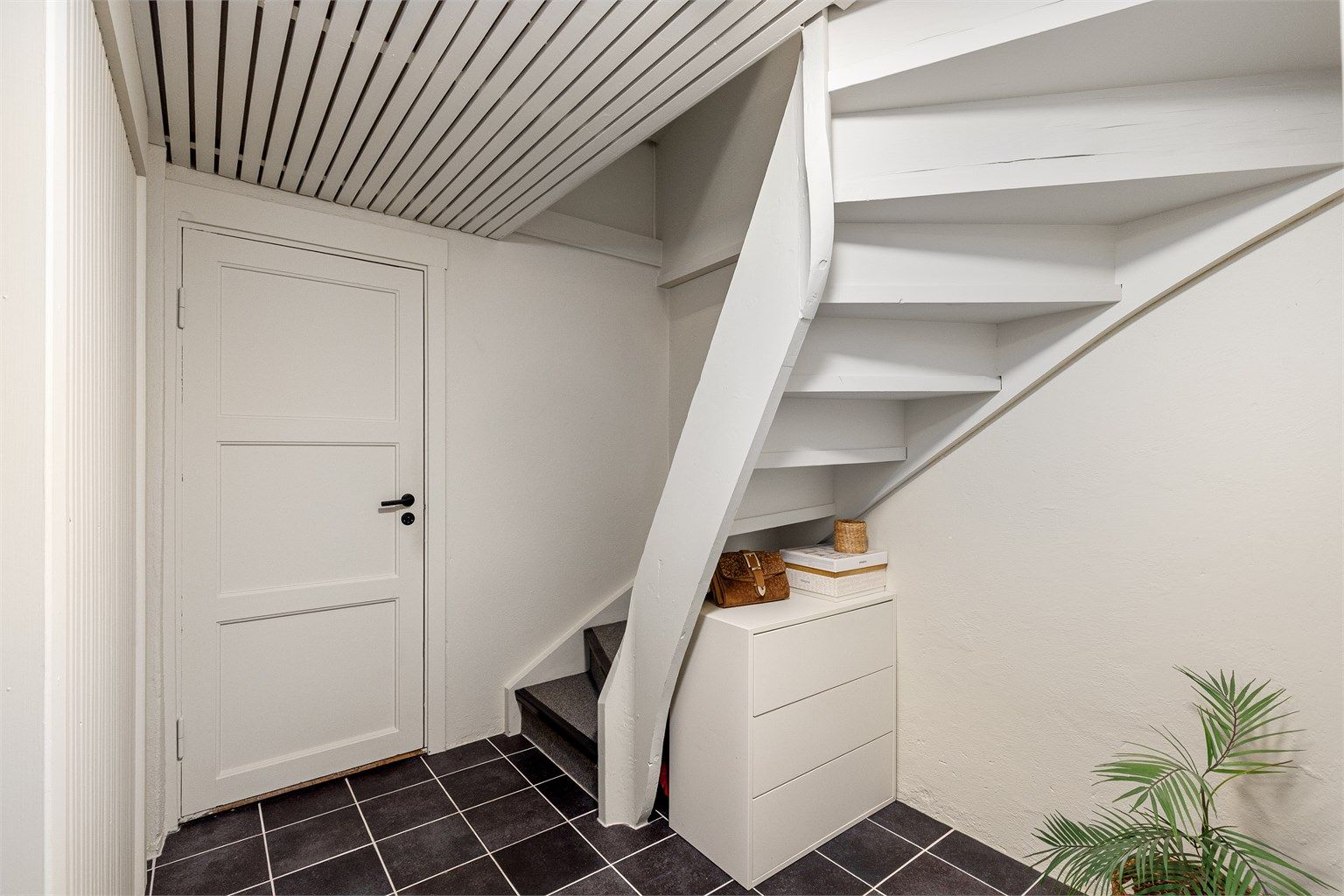 Trappen ned til underetasjen.