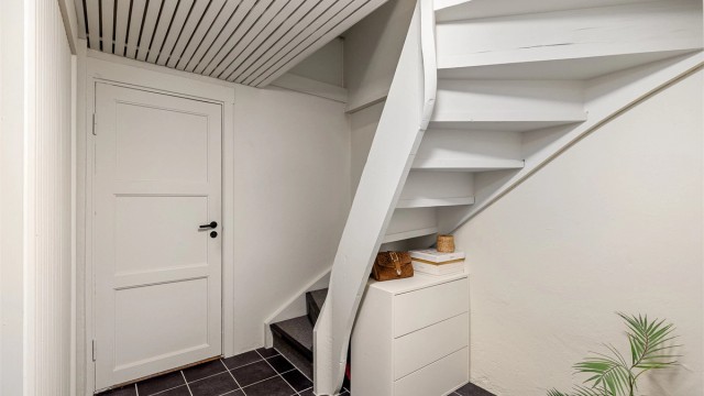 Trappen ned til underetasjen.