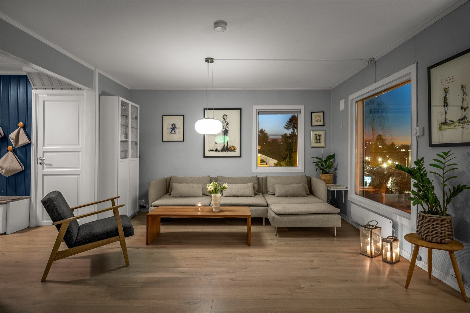 Et allsidig rom som fungerer like godt for rolige kvelder som for sosiale sammenkomster.