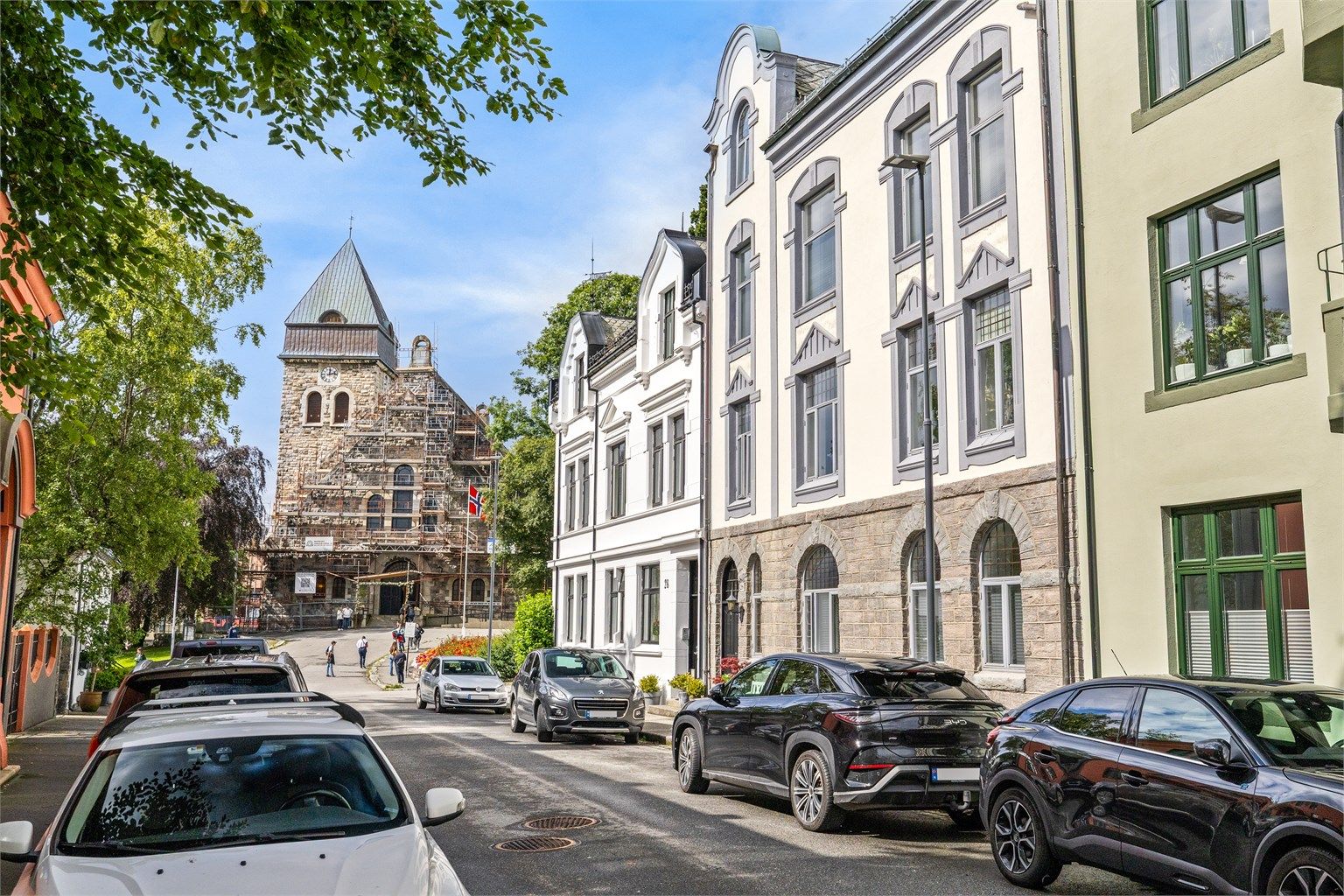 Leiligheten har en rolig og tilbaketrukket beliggenhet på Aspøya, med Ålesund kirke som nærmeste nabo.
Foto: Hunter Visuals