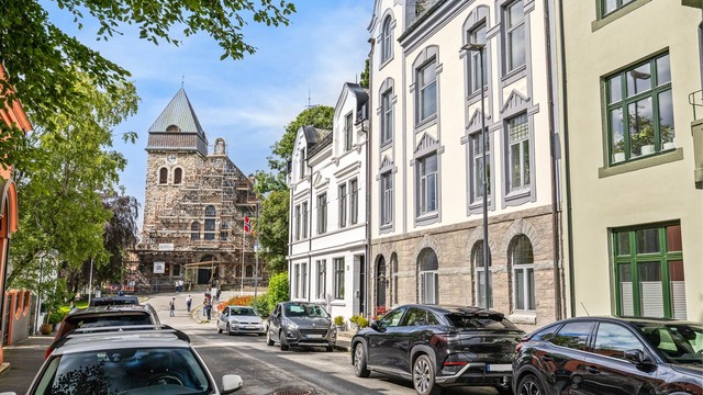 Leiligheten har en rolig og tilbaketrukket beliggenhet på Aspøya, med Ålesund kirke som nærmeste nabo.
Foto: Hunter Visuals