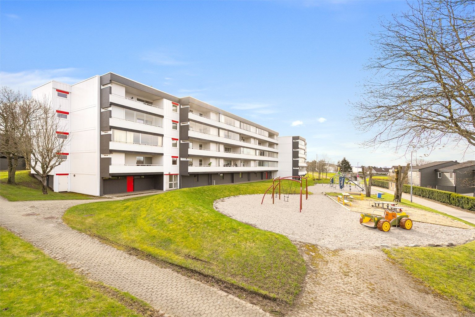 Leiligheten ligger i 2.etg fra fellesområdet og i 1.etg fra inngangsparti.