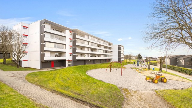 Leiligheten ligger i 2.etg fra fellesområdet og i 1.etg fra inngangsparti.