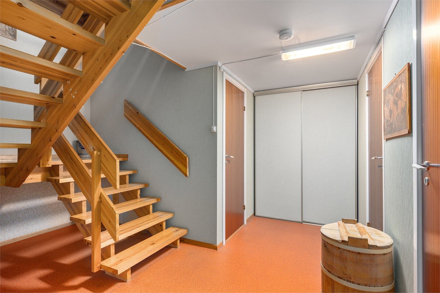 Kjellergang med skyvedørsgarderobe for ekstra oppbevaringsplass