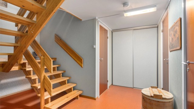 Kjellergang med skyvedørsgarderobe for ekstra oppbevaringsplass