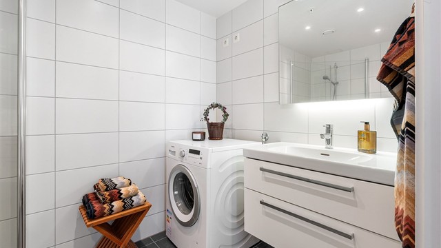 Delikat, flislagt bad fra byggeåret med varme i gulvet og opplegg for vaskemaskin.