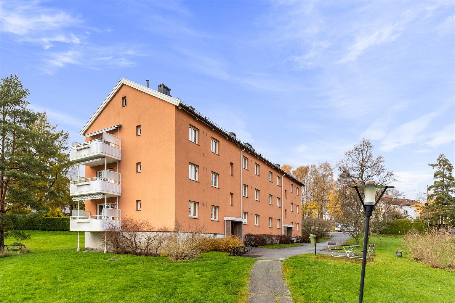 Leiligheten ligger fint til med sørvendt balkong i høy førsteetasje