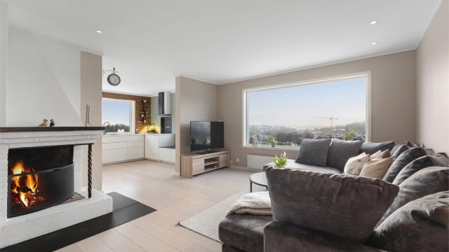 Velkommen til Åstadlia 11! Delvis åpen løsning mellom stue og kjøkken, med peis for en lun atmosfære. Foto:Zovenfra