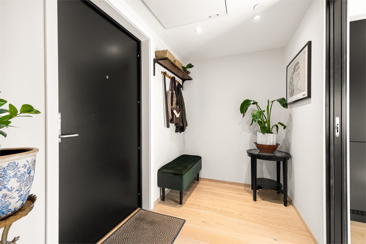 Det er montert porttelefon og ventilasjonsaggregat for boligens balanserte ventilasjon er plassert i himling. Det er også plass til hjemmekontorløsning.