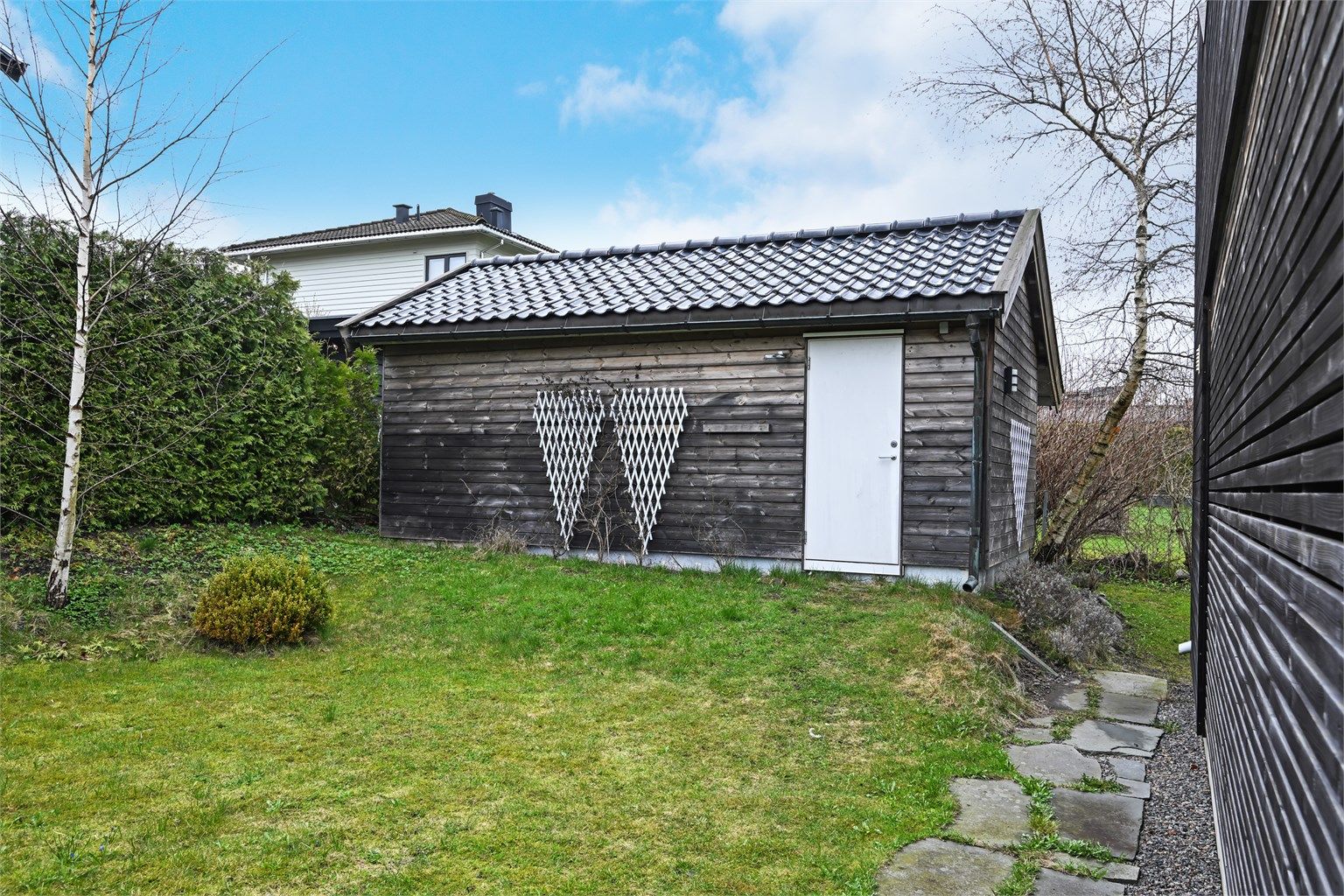 Den frittstående boden på 17 m² er en ombygget garasje som gir svært gode lagringsmuligheter.