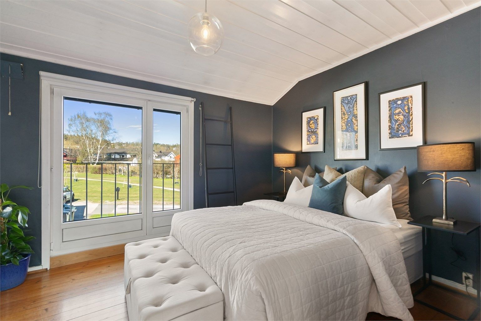 Hovedsoverommet har fransk balkong med utsikt mot nærområdet og Grefsenkollen.