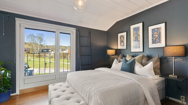 Hovedsoverommet har fransk balkong med utsikt mot nærområdet og Grefsenkollen.