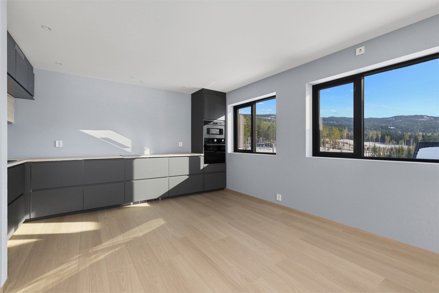 Kjøkkenet har god plass til spisebord og stoler.