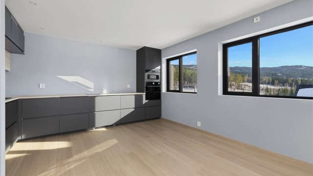 Kjøkkenet har god plass til spisebord og stoler.