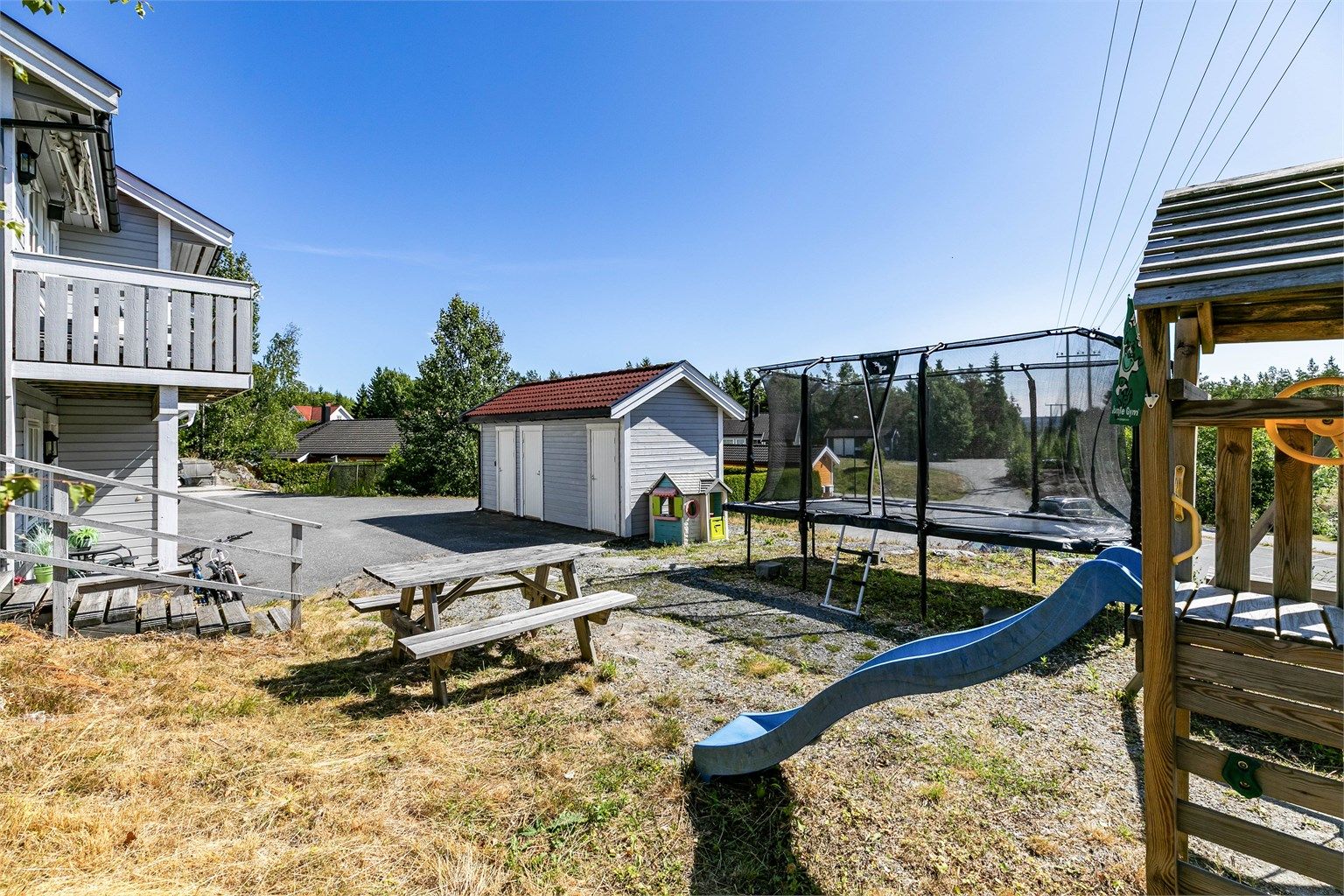 I det frittstående bygget foran inngangspartiet disponerer leiligheten egen bod.