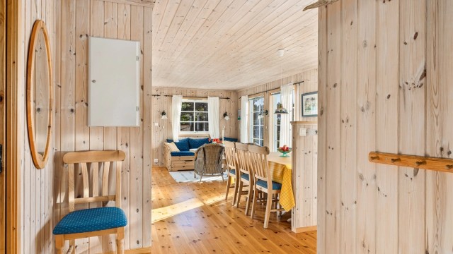 Hytten har en åpen og sosial planløsning mellom kjøkken og stue.