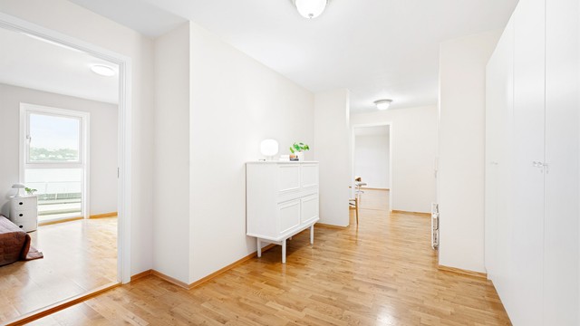 Entre/gang med god plass til klær og garderobe.