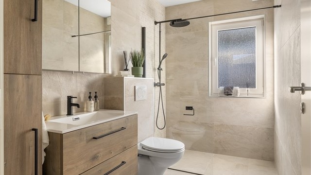 Badet holder en gjennomgående høy standard med delikate materialvalg.