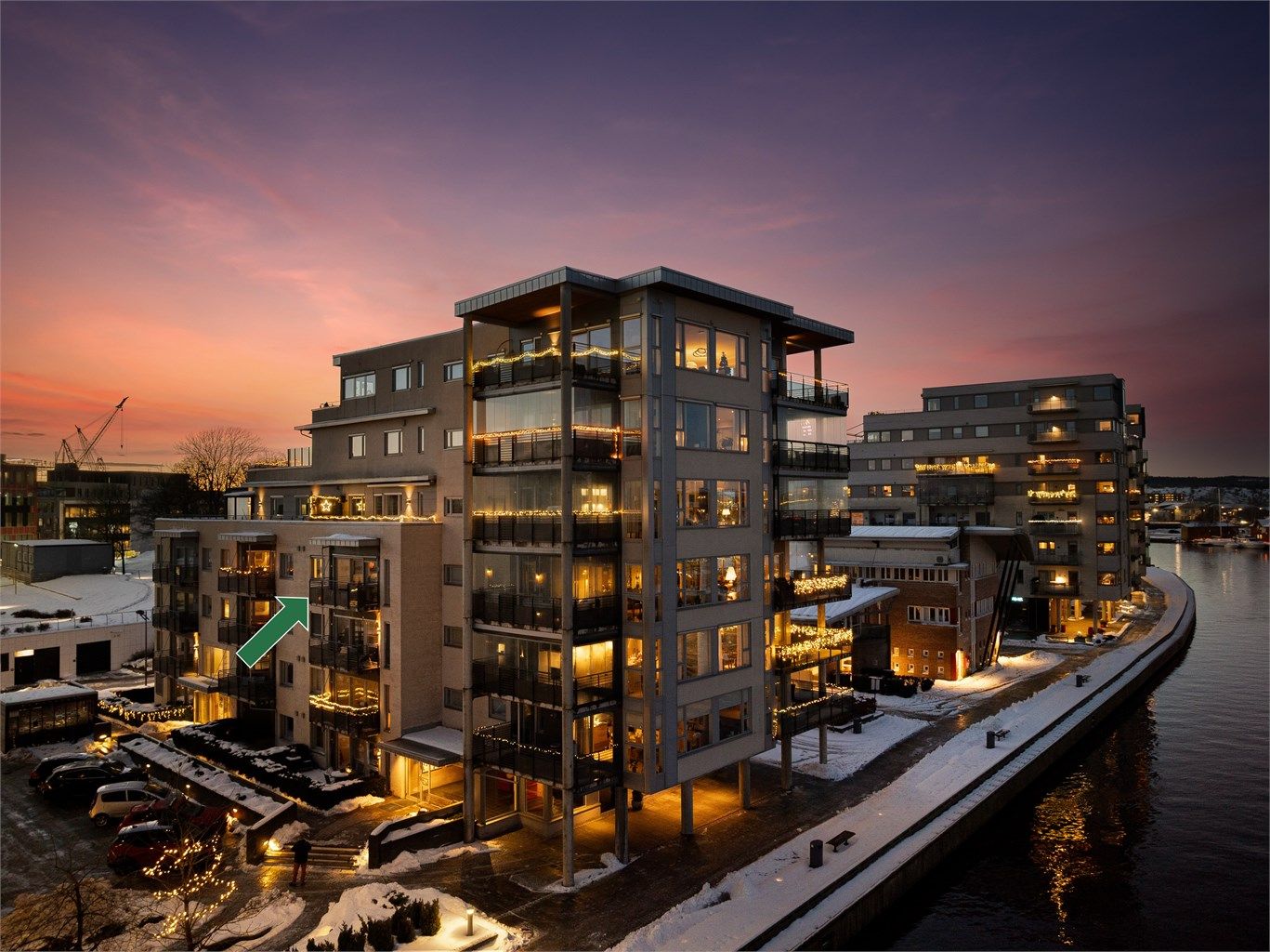 Leiligheten er elevert i fjerde etasje, med balkong orientert mot syd og solens gang gjennom dagen. Fotograf; Kristoffer Kristiansen.