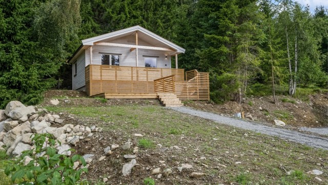 Hytta ligger lunt og fint til med fantastisk utsikt - Hytta er malt etter disse bildene er tatt.