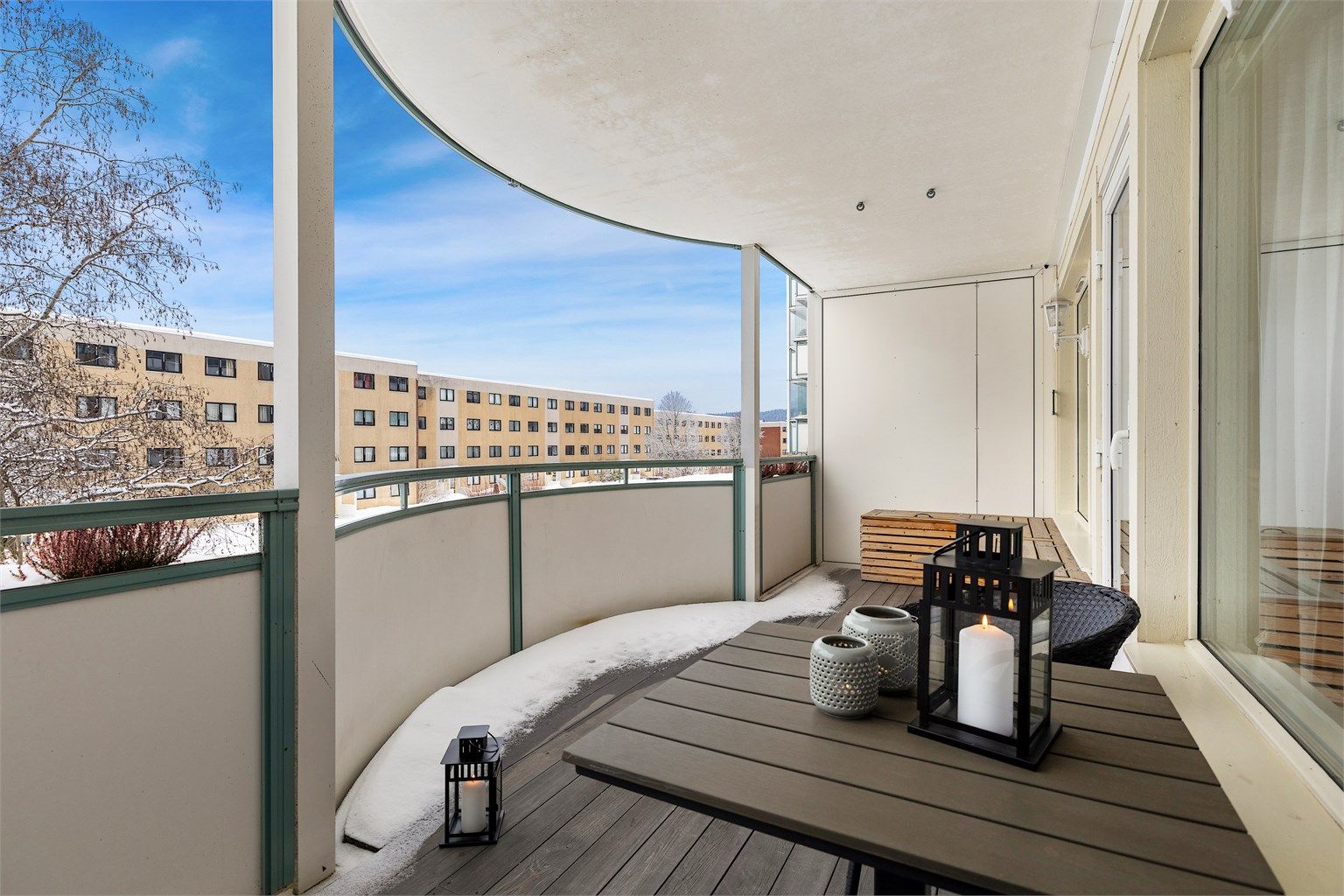 Stor og luftig sørvendt balkong på 14 m².