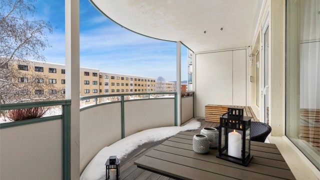 Stor og luftig sørvendt balkong på 14 m².