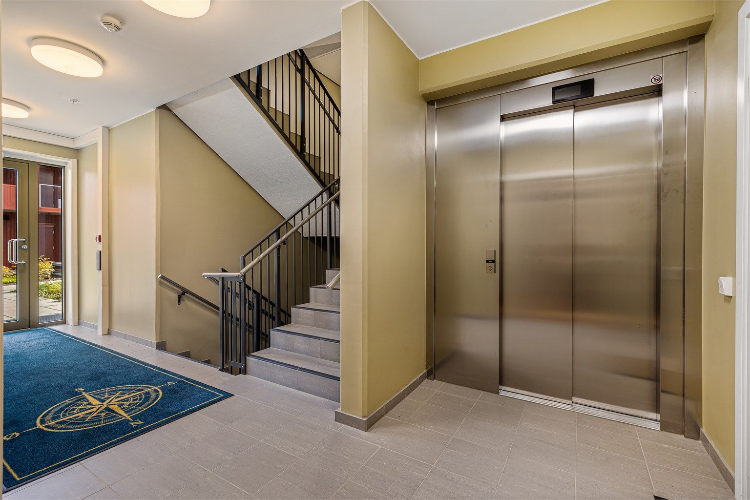 Pene felles gangarealer, med heis til parkeringskjeller og bod.