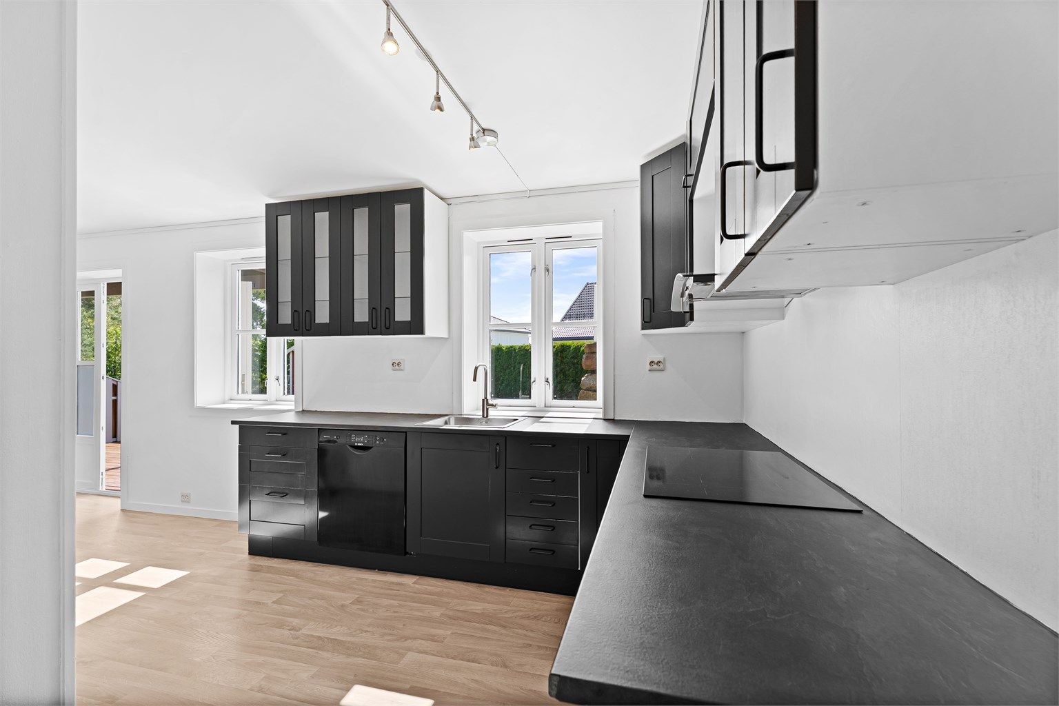 Flott kjøkken med god plass og åpen løsning til stue og spisestueplass