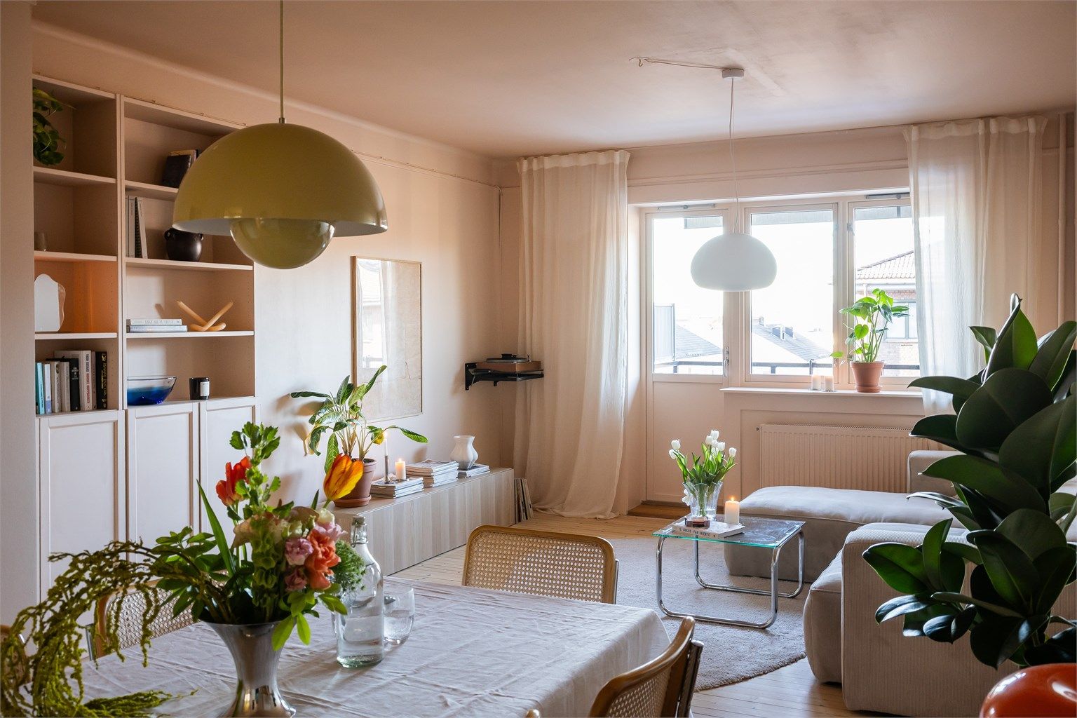 Lys og romslig stue med god plass til både sofagruppe og spisesone. Utgang til balkong. 