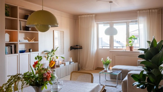 Lys og romslig stue med god plass til både sofagruppe og spisesone. Utgang til balkong.