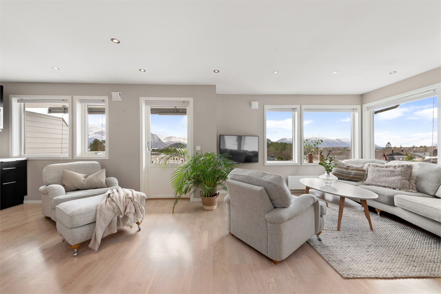 Det store allrommet for stue og kjøkken måler totalt 44 m², og gir en luftig og sosial sone