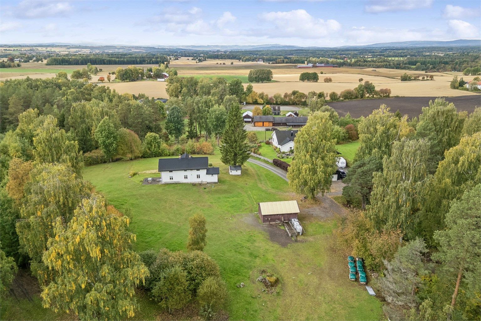 Stange sentrum ligger omtrent 10 km unna og har et godt utvalg av butikker og servicetilbud. Hamar sentrum ligger ca. 16,5 km unna og byr på et bredt tilbud innen handel, servering, kultur og fritid.