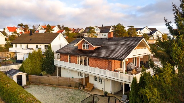 Utleiedelen har tilknyttet uteareal foran inngangsdøren, avskjermet med spilegjerde oppført i 2025.