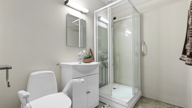 Bad - flislagt gulv med gulvvarme - servant med underskap og speil