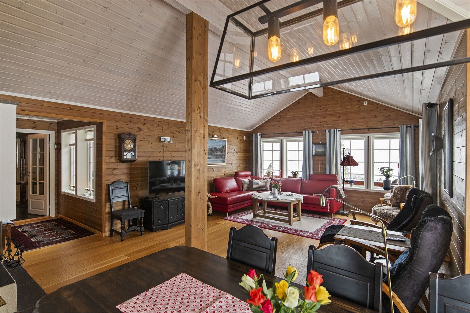 Himlingen er høy og gir rommet både særpreg og en ekstra god romfølelse