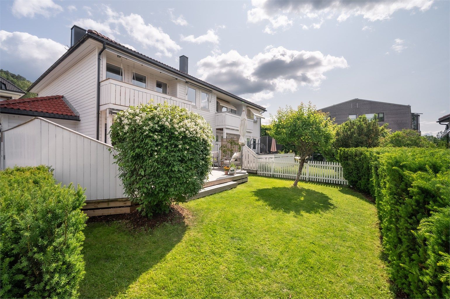 Hagen er meget pent opparbeidet. Fint planert gress ned mot hekken. 