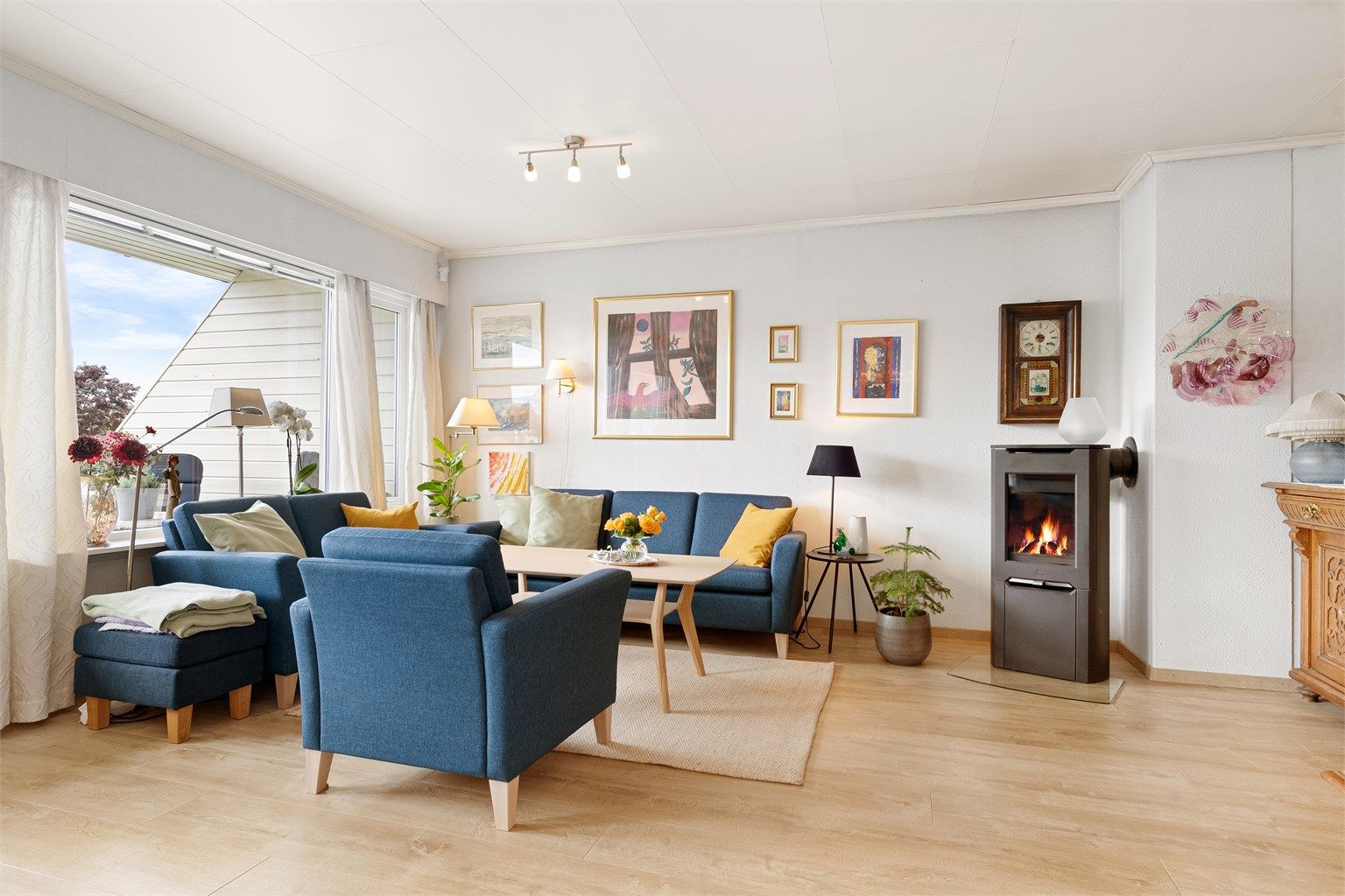 En moderne vedovn sørger for både varme og hygge på kalde dager.