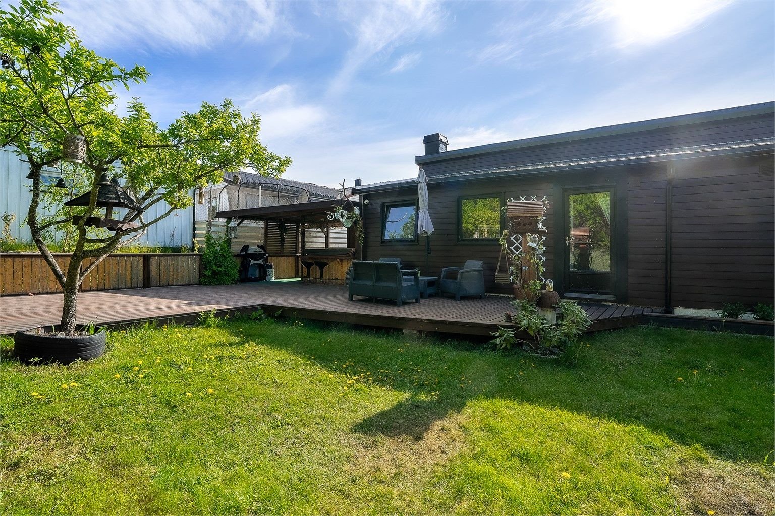 Boligen har nydelige solforhold, kombinert med opparbeidede uteområder gir gode muligheter for avslapning og sosialt samvær.
Foto: Tor Harald Johannessen