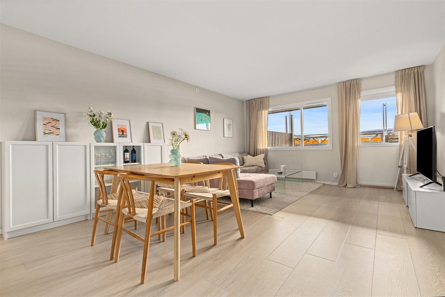 Eiendomsmegler Krogsveen v/Christian Blenne Lien ønsker velkommen til Åråssvingen 6!